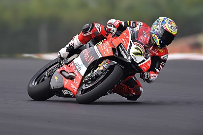 WSBK Donington Park: Ducati van Davies vliegt in brand