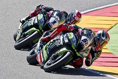 Donington, Libere 2: Sykes davanti a Rea. Davies va a fuoco!