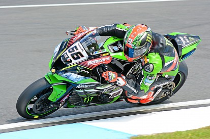 Tom Sykes piega Giugliano nel finale in gara 1 a Donington