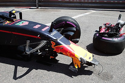 Verstappen start vanuit de pitlane na chassiswissel
