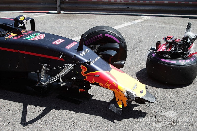 Verstappen start vanuit de pitlane na chassiswissel
