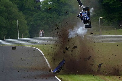 Piloto indiano sai ileso de capotagem na F3 Britânica