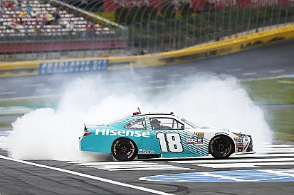 Denny Hamlin triunfa en Charlotte con emocionante final