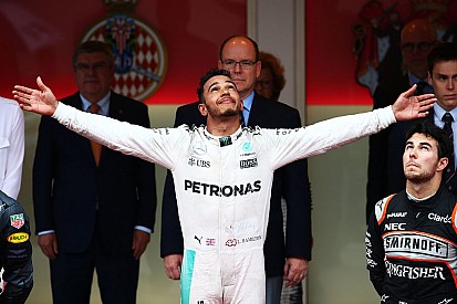 Hamilton zegeviert in Monaco, Verstappen crasht opnieuw