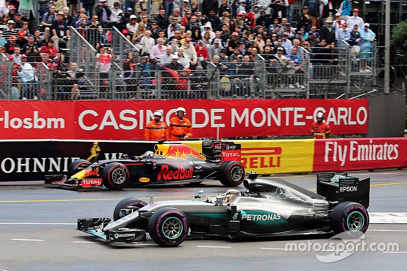 Helmut Marko: "Hebben Mercedes de wedstrijd cadeau gedaan"