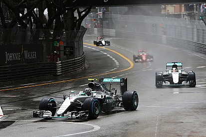 Rosberg tast in het duister over gebrek aan snelheid in race