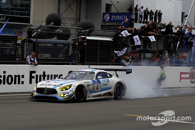 Bandera a cuadros para #4 AMG-Team Black Falcon, Mercedes-AMG GT3: Bernd Schneider, Maro Engel, Adam Christodoulou, Manuel Metzger