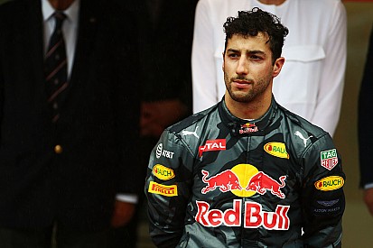 Horner: “Banden van Ricciardo stonden helemaal achterin de garage”