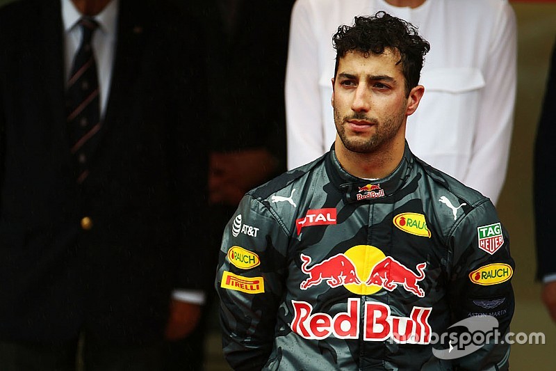 Horner: “Banden van Ricciardo stonden helemaal achterin de garage”