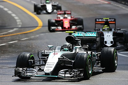 Rosberg diz que não teve problema em deixar Hamilton passar