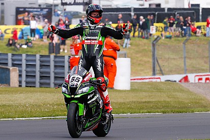 Tom Sykes fa doppietta e diventa il pilota più vincente a Donington