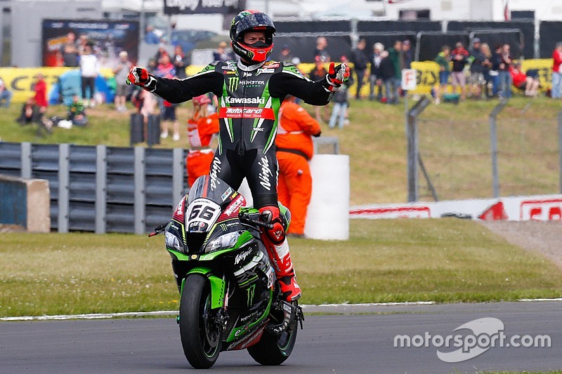Tom Sykes fa doppietta e diventa il pilota più vincente a Donington