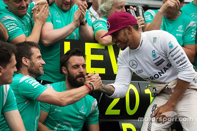 Le vainqueur Lewis Hamilton, Mercedes AMG F1, fête sa victoire avec son équipe