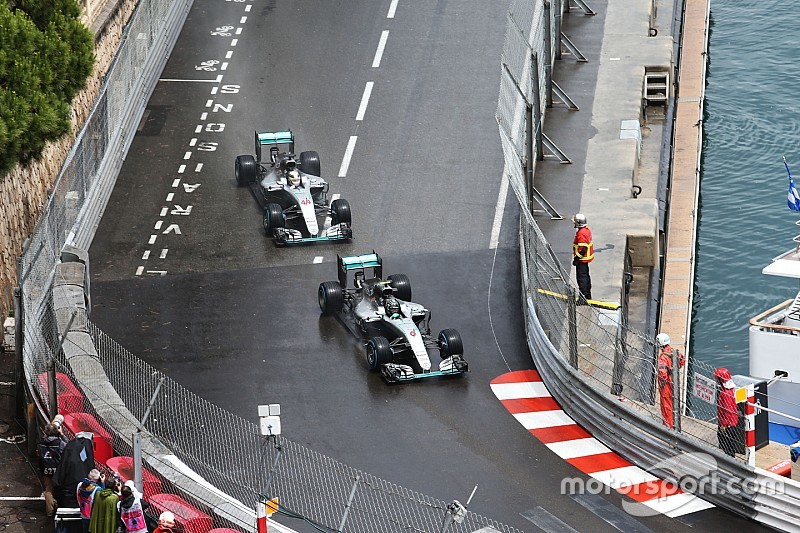 Hamilton et le comportement "gentleman" de Rosberg