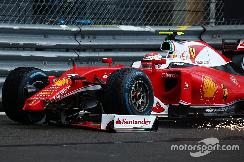 Kimi Raikkonen, Scuderia Ferrari SF16-H, perd son aileron avant