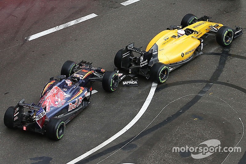 Daniil Kvyat, Scuderia Toro Rosso STR11 y Kevin Magnussen, Renault Sport F1 Team RS16 hacen contacto