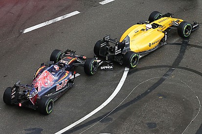 Magnussen boos na crash: "Kvyat verloor zijn verstand"