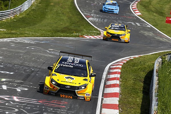 Les pilotes Lada sur la réserve sur la Nordschleife