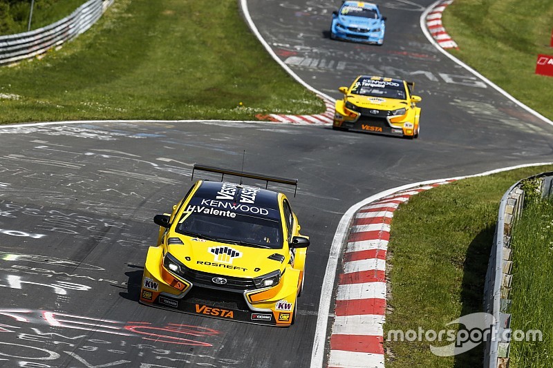 Les pilotes Lada sur la réserve sur la Nordschleife