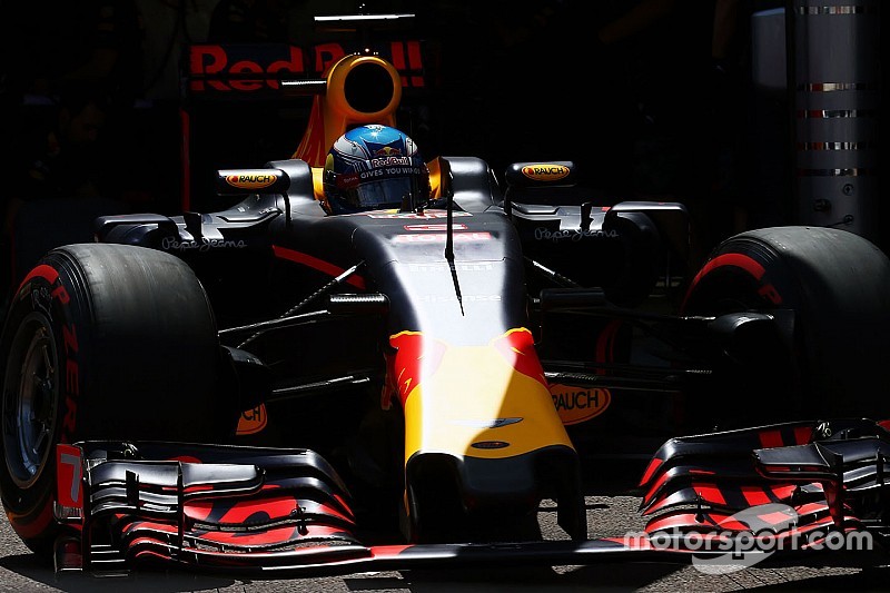 Daniel Ricciardo, Red Bull Racing RB12, quitte les stands