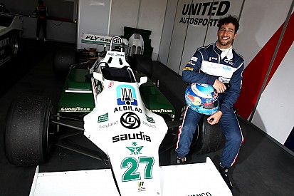 Ricciardo volta a sorrir após pilotar Williams histórica