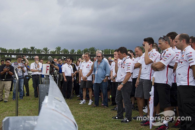 Homenaje a Marco Simoncelli por Fausto Gresini de San Carlo Honda Gresini