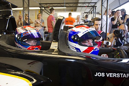 Jos Verstappen neemt dochter Victoria mee in F1-tweezitter