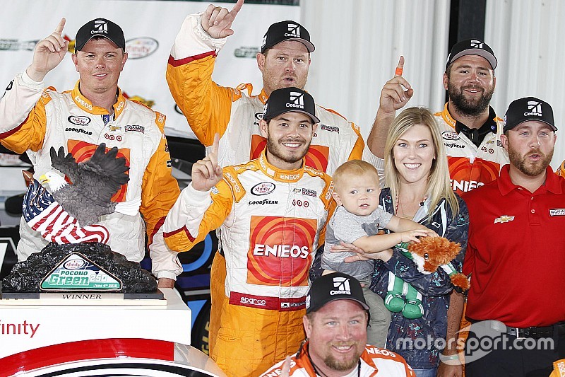 Kyle Larson gana en Pocono la carrera acortada por lluvia
