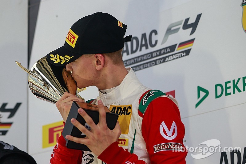 Mick Schumacher vence mais duas corridas na F4