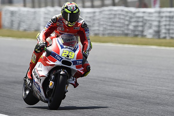 Iannone vuelve a equivocarse y tira a Lorenzo