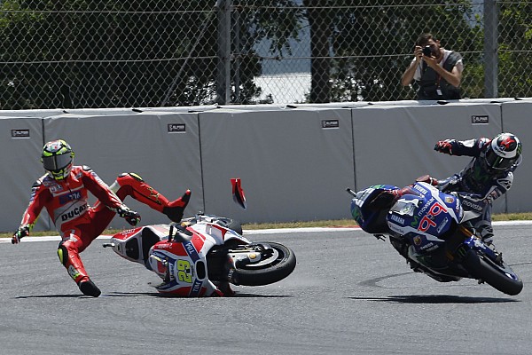Strafe für Andrea Iannone nach Barcelona-Crash mit Jorge Lorenzo
