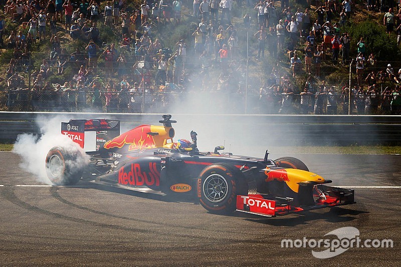 Ruim 100.000 racefans juichen Max Verstappen toe tijdens Familie Racedagen