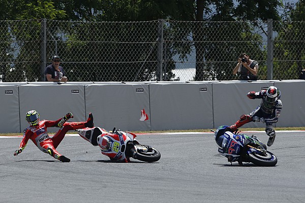 Fotostrecke zum MotoGP-Crash: Andrea Iannone räumt Jorge Lorenzo ab