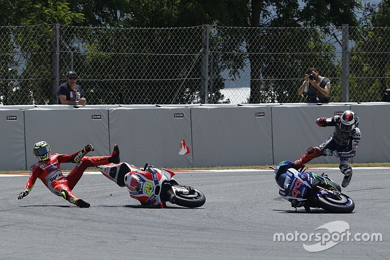 Fotostrecke zum MotoGP-Crash: Andrea Iannone räumt Jorge Lorenzo ab