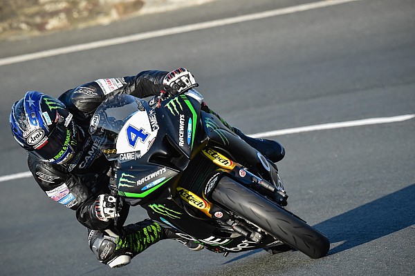 TT 2016, Ian Hutchinson vince gara 1 in Supersport