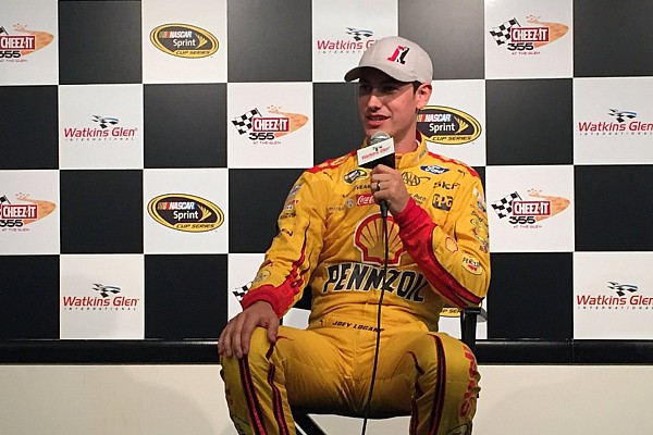 Logano ayuda a cumplir a un joven con c&aacute;ncer su lista de deseos
