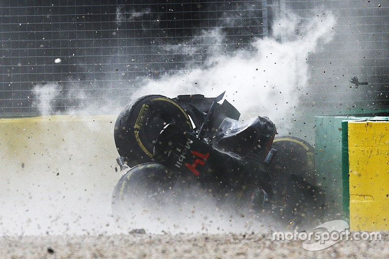 Fernando Alonso, McLaren MP4-31 subit un terrible accident