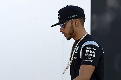 Hamilton megint különcködik, és nem osztja a versenyzőtársai véleményét: nem hisz a 2017-es szabályváltozásokban