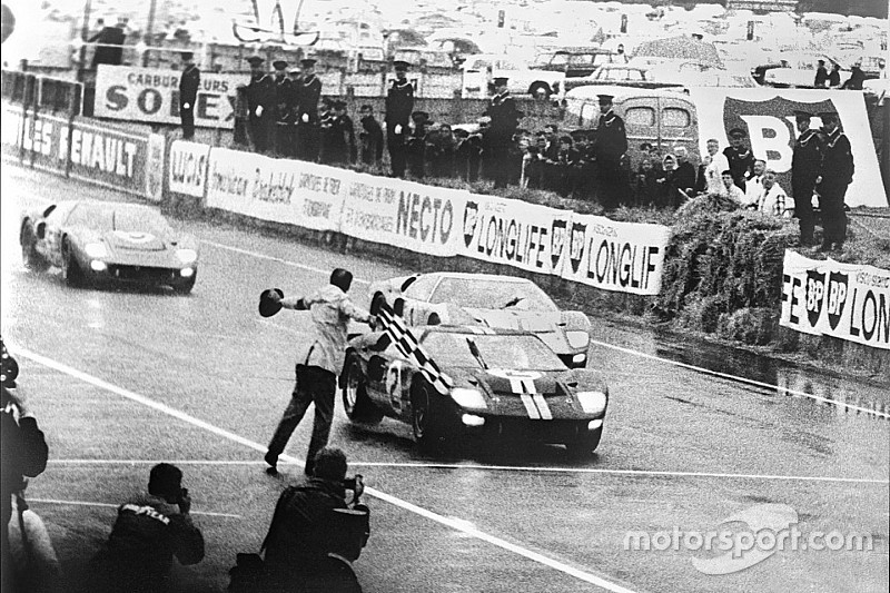 La première victoire de Ford aux 24 Heures du Mans, en 1966 : la Ford GT-40 Mark II victorieuse, pilotée par Bruce McLaren et Chris Amon