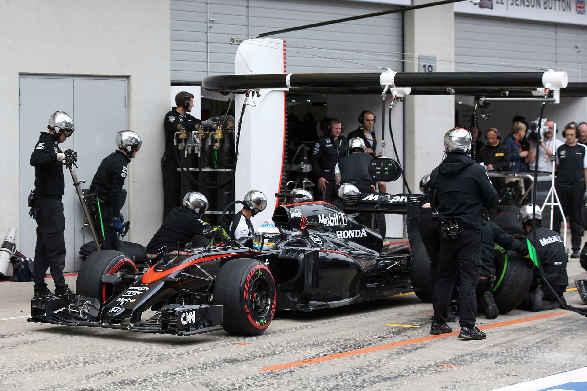 Egy másodperc még biztosan van Alonso és Button McLaren-Hondájában: Dobogóra állnának, még idén!