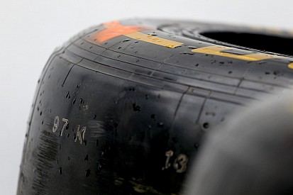 Ecclestone dönt, hogy ki lesz a Forma-1 gumibeszállítója: Pirelli vagy Michelin?