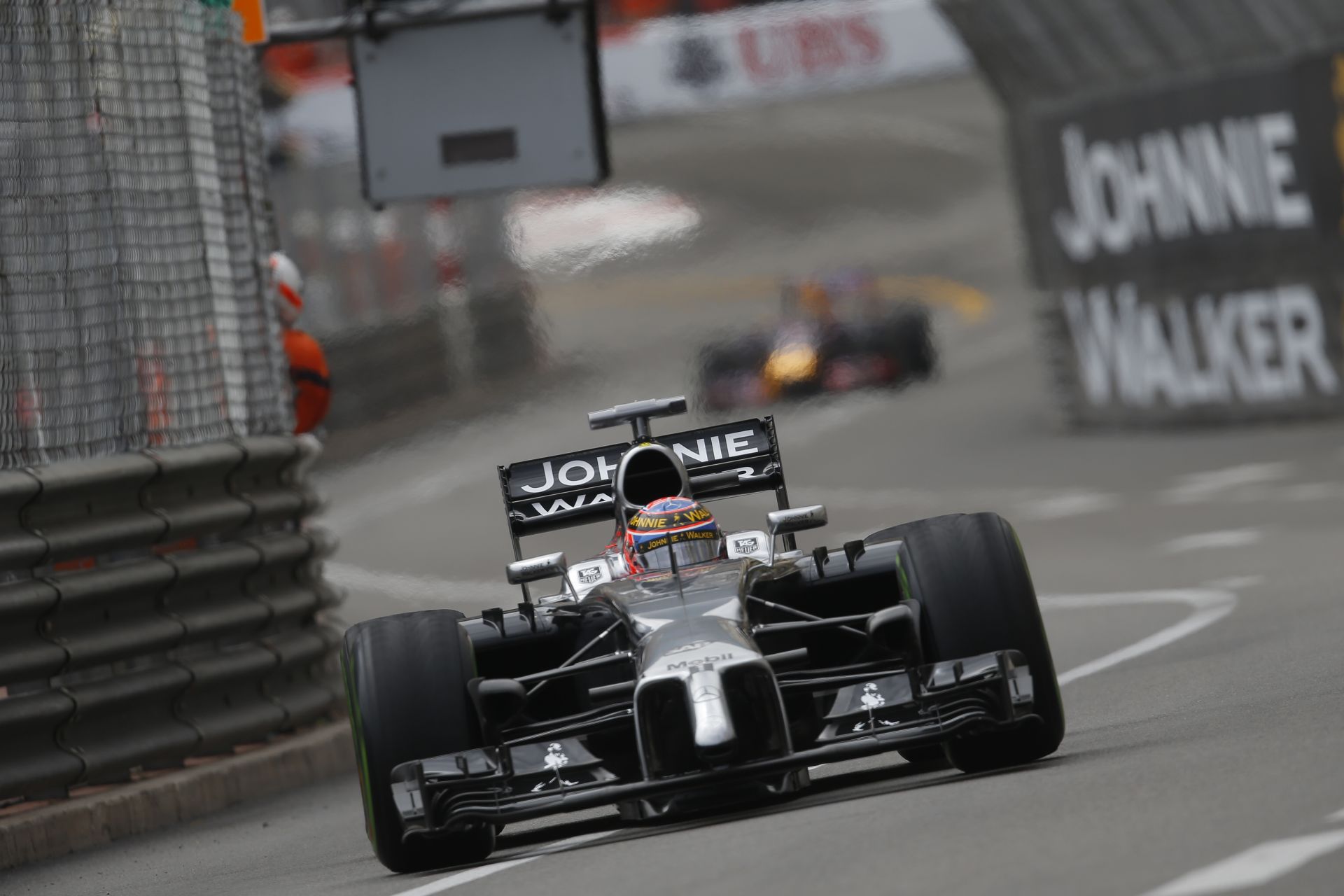 A McLaren pilótái kisebb előrelépésről számolhatnak be az első nap után Monacóban