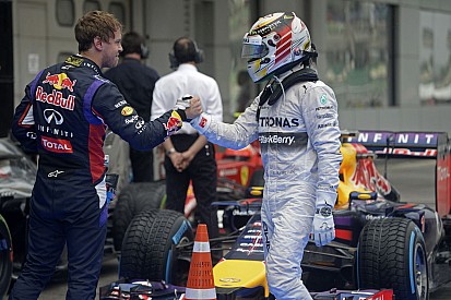 Hamilton elcsent egy pole-t Vetteltől, úgyis túl sok van neki