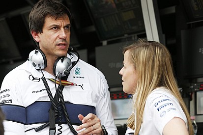 Wolff egy krosszmotort kapott ajándékba karácsonyra - a Mercedes nem enged a tempóból
