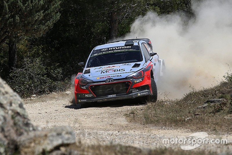 Italia, PS13: Neuville prova a scappare a Latvala
