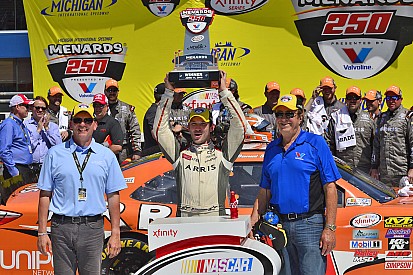 Suárez supera Kyle Busch e vence primeira na NASCAR
