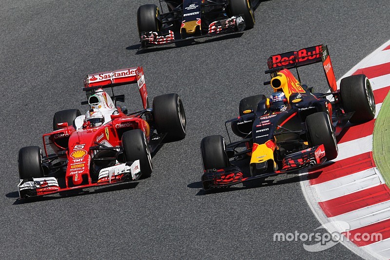 Daniel Ricciardo, Red Bull Racing RB12 y Sebastian Vettel, Ferrari SF16-H