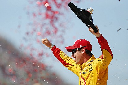 Logano domina, vence em Michigan e garante vaga para o Chase