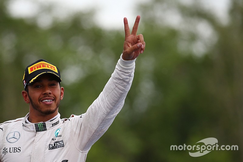 Hamilton pica como una abeja y se siente "bendecido"