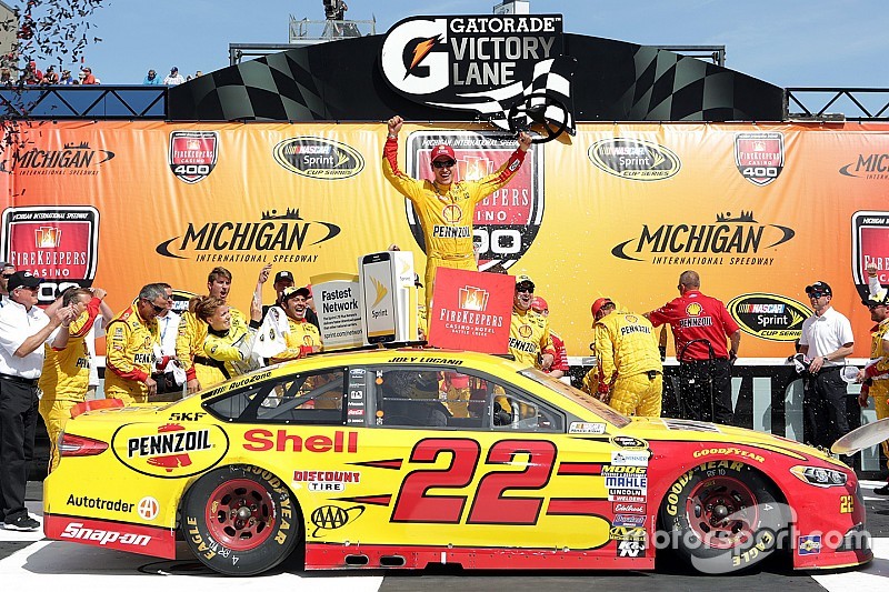 Il vincitore della gara Joey Logano, Team Penske Ford